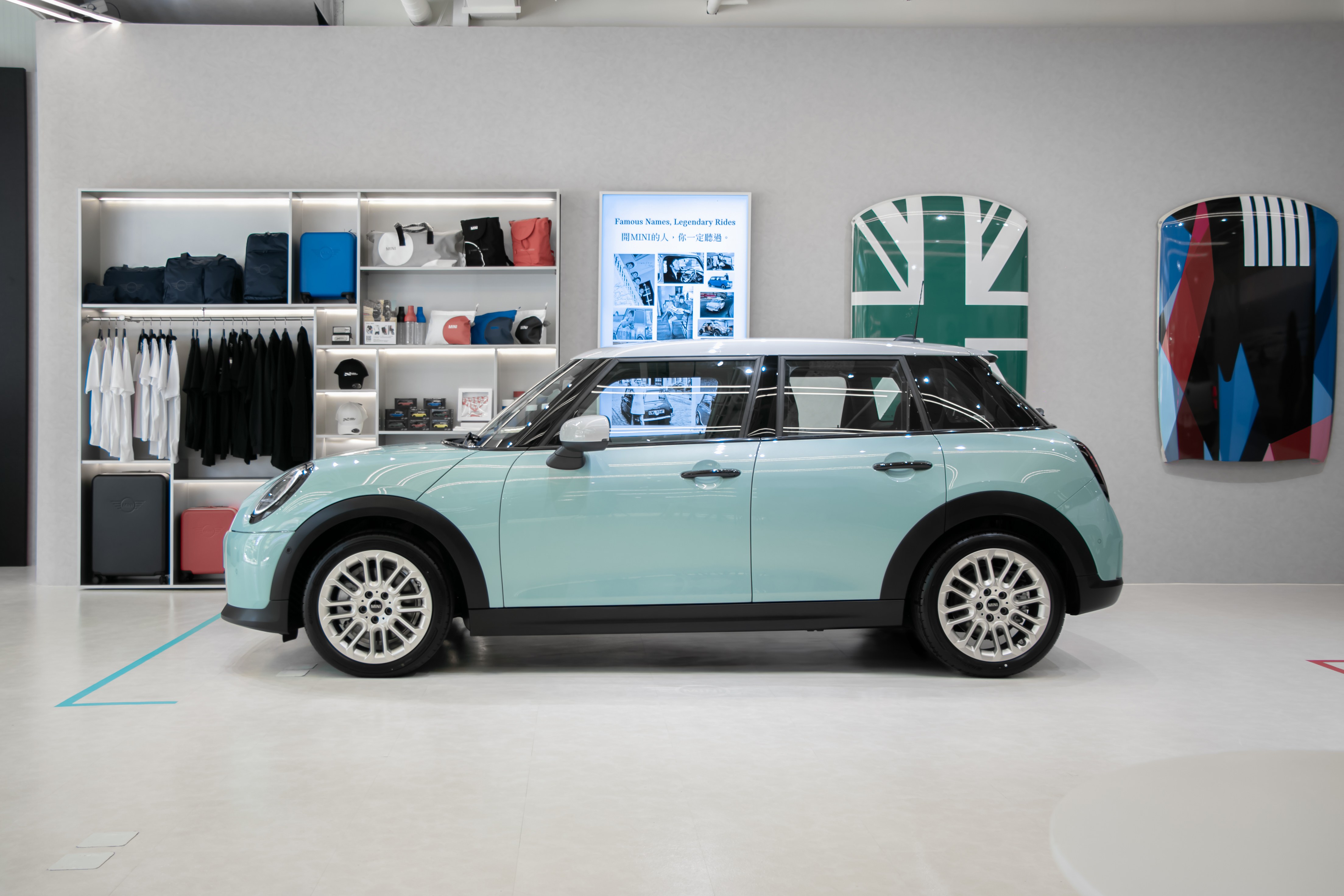 [新聞圖片五] MINI Cooper 5-Door掀背車，憑藉靈巧車身與五門配置，呼應現代都會穿梭的生活節奏，同步展出全新MINI Lifestyle Collection，完美演繹MINI風格從車內延伸至日常生活